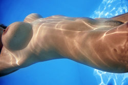 Schönes Unterwasserfoto. Mir gefällt daran vor allem die Gänsehaut, am besten auf den Brüsten zu sehen, aber auch die klaren Konturen des Körpers unter Wasser. 