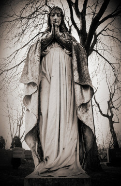 ontheborderland:  Just in time for your atmospheric graveyard strolls:  Part II of my series on gravestone iconography and motifs over at After Dark in the Playing Fields. (Image by Kevin) 