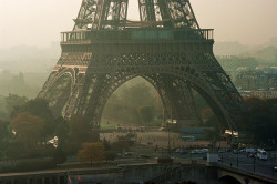 film-grain:  Paris the Eiffel tower in the morning in autumn (by Pascal POGGI) 