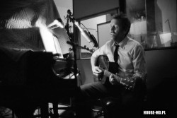 fuckyeahhousemd:  Hugh Laurie recording his blues album. 