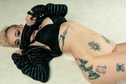 Mandy Morbid hat nicht nur die geilsten Titten, sondern, wenn man sich von denen mal löst auch phantastische Tattoos.