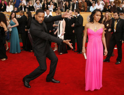 theowlintheappletree:  blurringlines:   Zac Efron lets Vanessa walk first so people know how amazing she is. Will Smith does THIS.  gold.  I will forever reblog this photo. love it. 