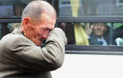 heartisbreaking:  itoshii-hito:  foolishcommunity:  An elderly South Korean man wipes his tears as a North Korean relative (in the bus) waves to say good-bye after a luncheon during a separated family reunion meeting at the Mount Kumgang resort on the
