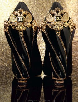 redcherriesandpinktulips:  mademoiselle-c: lifeaficionada: Black &amp; Gold Chanel Shoes. Harper’s Bazaar Russia.   Kicz.