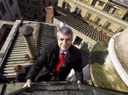Roma - Nichi Vendola sul tetto della facoltà di Architettura a piazza Fontanella Borghese, occupata da due giorni da studenti e ricercatori. &ldquo;Questa battaglia viene rappresentata come l’espressione di una volontà rivoltosa di una minoranza faziosa