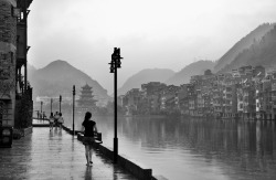 black-and-white:  by Frank Wang (via National Geographic’s Photography Contest 2010 - The Big Picture - Boston.com) 
