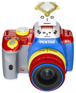 vmconverter:  highlandvalley:  konishiroku:  拡大画像 - CNET Japan HOYAのPENTAXイメージング・システム事業部は12月3日、デジタル一眼レフカメラ「K-r」をベースにした限定モデル「PENTAX K-r コレジャナイロボモデル」の予約受付を12月24日に開始すると発表した。