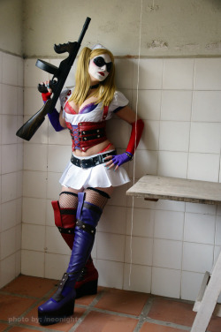 expressioniskey:  dirtythoughtes:  OMFG! Its Harley from the Batman Arkham Asylum Game!! So fucking hot!!!!  i would totally be her for halloween ;) 