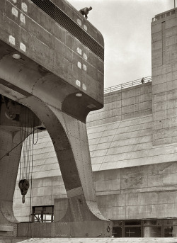 Riveter atop a 250-ton hoist; Cherokee Dam on the Holston River photo by Arthur Rothstein, June 1942via: shorpy