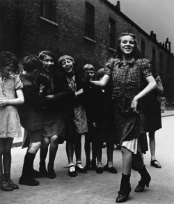 EastEnd girl dancing the Lambeth Walk photo by Bill Brandt, sometime in the &lsquo;30s