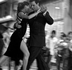 bluecamarillo:  Tango en la calle Took in Buenos Aires, a tango show on the street  Great photo!! Muy buena foto!!