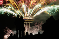 im-andy:  suitep:  The New Year is greeted by a fireworks display on the Space Needle in Seattle, Washington on Saturday Jan. 1, 2011.  I was there :’)  me too. first year there, worth wonders. :&rsquo;)