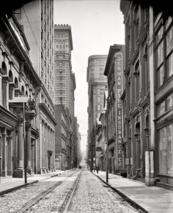 firsttimeuser:  Bankers row 1905. Pittsburgh, Pennsylvania, circa 1905. “Pittsburgh Wall Street (4th Avenue).” View full size 