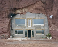 goompi:  by alec soth  You can say you live between a rock and a hard place. I would live here