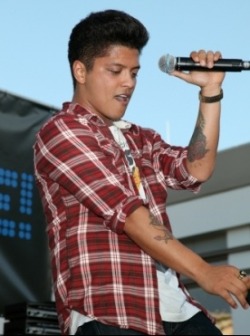 obsessingoverbruno:  &lt;3 This! No Glasses and No Hat!!!! GREAT LOOK! Who am I kidding, any look is a good look on him! ;) 