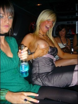 titflash:  Rule of thumb: Get your tits out but not your tongue amateurbigtits:  fun girl  