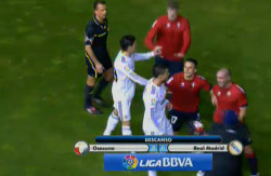 Houston, we got some Osasuna players messing with our Cristiano Ronaldo. And a Mesut Özil defending him.  ♥