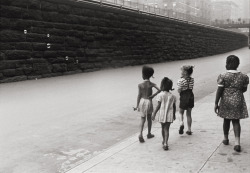 Girls looking at bubbles, NY photo by Helen Levitt, 1945