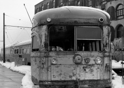 refugado:  nycshawnphotos:  Abandoned Trolley in Red Hook, Brooklyn These trolleys were meant to be reactivated at some point, but they have left them right by the waterfront exposed to the wind and elements. They are very beautiful in their rusting and
