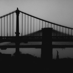 refugado:  ckck:  Two bridges and a lady, New York City.  ck/ck 