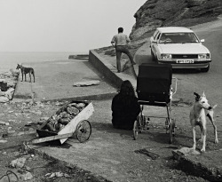 Crabs and People, Skinningrove, North Yorkshire photo by Chris Killip, 1981