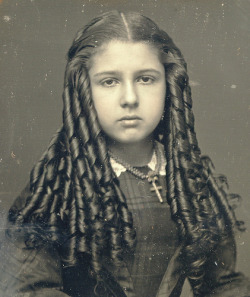 feedergoldfish:  Victorian Teen with Sausage Curls Closeup (Image is by Anson of New Yor via Mirror Image Gallery)  Daguerreotype of a girl with amazing curls.