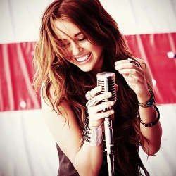 brilliantsoul:  “Viver amanhã é muito tarde. Viva hoje.” (Miley Cyrus) 