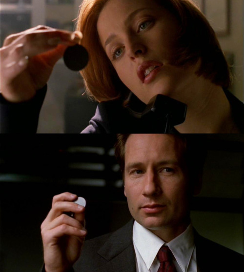 the expression on mulder’s face…it’s like he knows Scully was turned on by the gift…although that hadn’t happened yet…