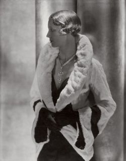 so30s:  Petite Manteau Callot, Paris, 1930 by George Hoyningen-Huene   Aaaaaa! Mój Boże, DLACZEGO TO NIE JAAAAAAA ;(