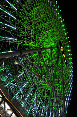 fuckyeahstreetlights:  Cosmo Clock 21 is a giant ferris wheel located in Minato Mirai 21, Yokohama. It is also the world’s largest clock. Check my blog? :) http://kyokphotography.tumblr.com/ 