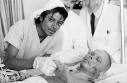 prince-paris-blanket:  Michael Jackson  February 1984- Michael Jackson while recovering from his own burn injury (from Pepsi Incident), decided to make a rounds, visiting other 8 burn patients at the Brotman Medical Center. In photo: Michael visit Keith