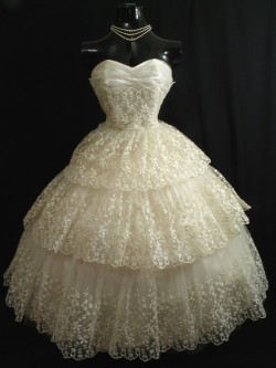 vintagegal:  1950’s Chantilly Lace Strapless Dress 