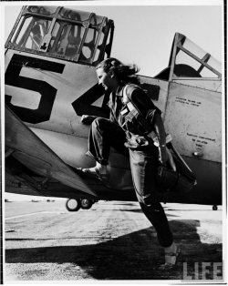 flipsideofthepillow:  Photo of a pilot of the U.S. Women’s Air Force Service by Peter Stackpole, 1943. 