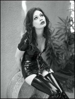 stevedietgoedde:  Justine Joli, Los Angeles 2006 - An outtake from our first shoot together back in 2006.  This shoot is more known for this classic shot.  Justine wears Syren Latex and was photographed with the Mamiya 645. www.stevedietgoedde.com 