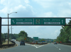 sillycellybelly:  beowulfandgrundle:  fuckyeahnj:  South vs. North  KEEP LEFT!  GO SOUTH JERSEY!  NORTH JERSEY ALL THE WAY.