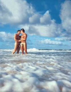 umcock:  funonameliaisland:  ISLAND LIFE  Muscle beach kiss 