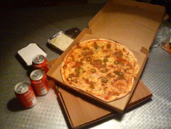 Pizza and Pretty Little Liars marathon with @tugcebaran n&rsquo; @mariesenghore. #Girlsnight