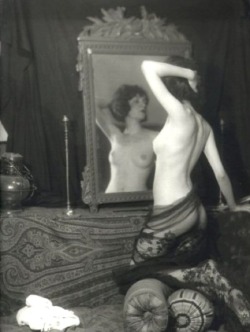 regardintemporel:  Alfred Cheney Johnston - Nude, 1920s 
