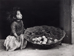 Flicka med frukt korg, Cusco, Peru girl with a fruit basket; by Georg Oddner, 1955