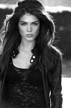 excity:  Marie Avgeropoulos