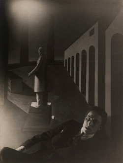 regardintemporel:  Man Ray - André Breton devant L'énigme d'une journée de G. De Chirico, 1922