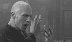liane-sara:  O que eu vejo:  ( ) O Voldemort ressuscitando no Cálice de Fogo  (x) OMG!! O Voldemort tá com nariz!!!   