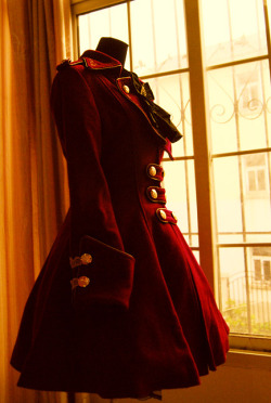 pettyartist:  mechakucharumba:  zipchan:  You know, people have been reblogging the black version of this coat. Clearly, they haven’t seen the red version. *o* Out of my dreams and into my coat closet, kthx.  I like this version, too.  *q*  I just