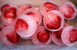 f-reska:  bol-d:  strawberries in ice, doesnt really get any better than that  omg i know. 