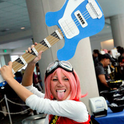 mtvgeek:  FOOLY COOLY!!! (via Cosplay cuties pose at SDCC | MTV Photo Gallery) 