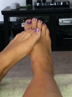 Pic of my cute feet. Who would like to get a foot job by my feet.