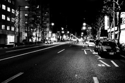 black-and-white:  Ome-kaido at night (by tokyololas) 