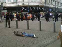 emill0yd:   There are riots all around me, am I gunna run? nah I’m gunna plank. found on twitter - @alexmoss  it’s so bad that I find this funny but omg  amg! wut da fuq?! LOOL!