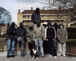 Award-​​winning UK pho tog ra pher Josh Cole made awe some pho tos of active street gang mem bers from around the UK. These pic tures were pub lished in The Inde pen dent on Sun day Mag a zine, The Cre ative Review’s photo annual in 2008 and were