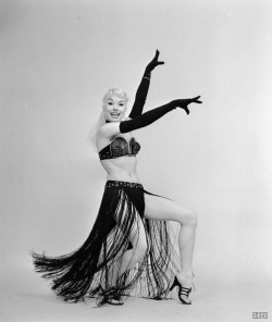 theniftyfifties:  Burlesque performer Lee Sharon, 1950s.. 